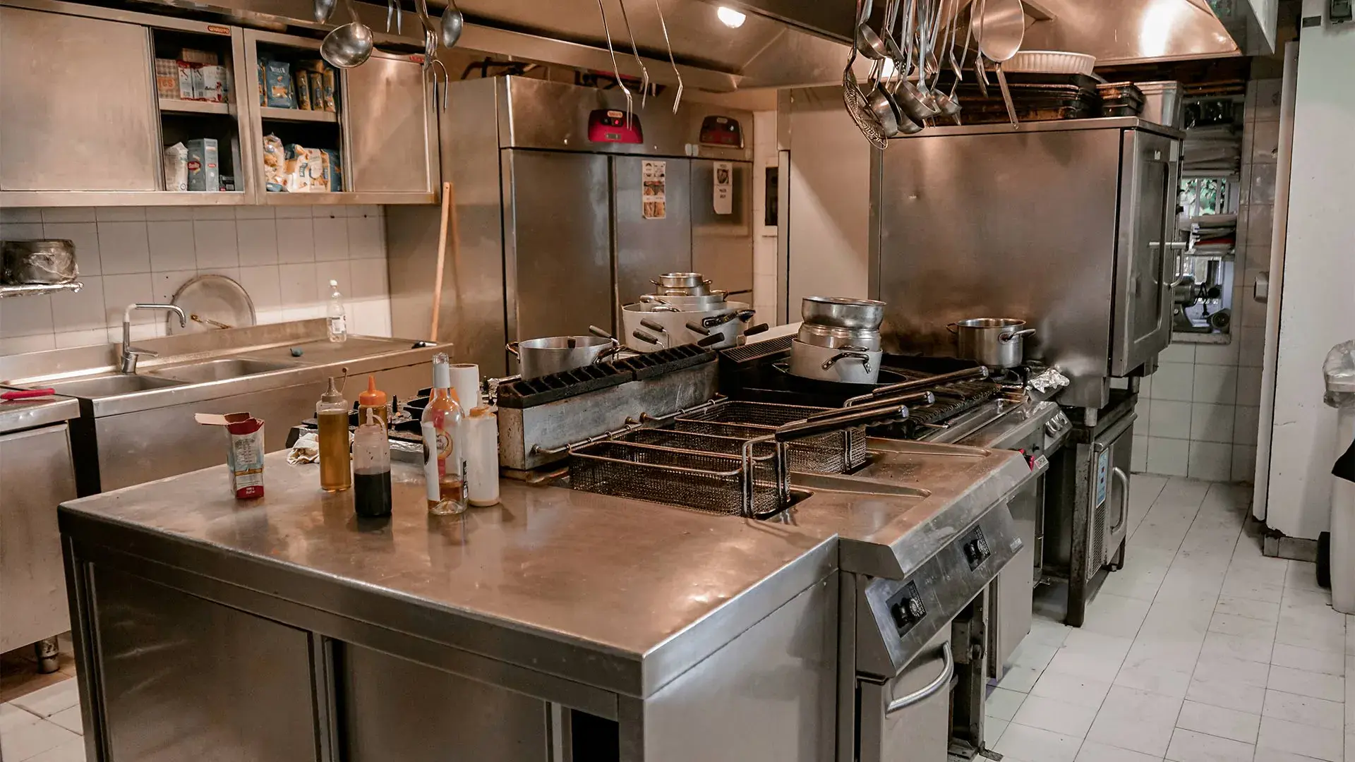 Interno della cucina con pentole e alcuni ingredienti disposti in modo ordinato